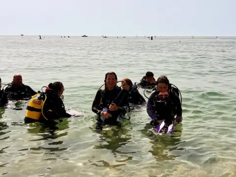 Dones sota el blau: una història que continua submergint-se cap al futur