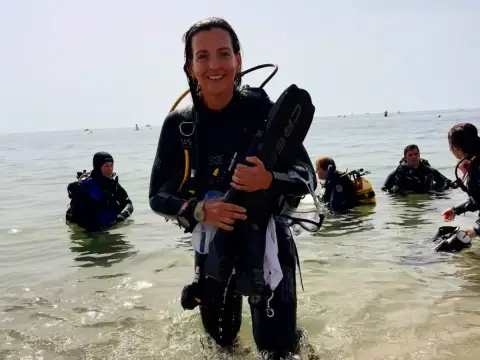 Dones sota el blau: una història que continua submergint-se cap al futur