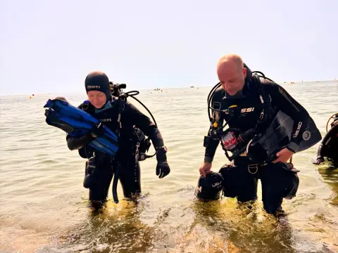 Dones sota el blau: una història que continua submergint-se cap al futur